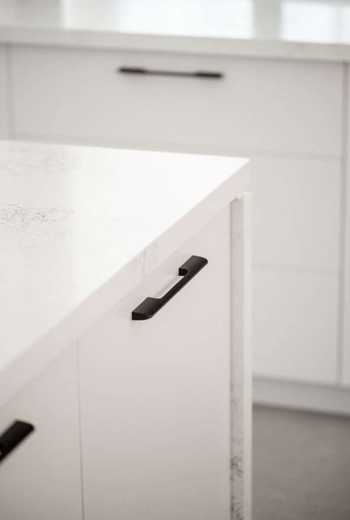 kitchen-handle-sydney White kitchen with black bar handle